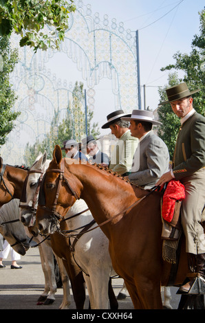 Männer auf Pferd tragen Cordobes Hüte in traditioneller Tracht während der Feria von Fuengirola, Andalusien, Spanien. Stockfoto