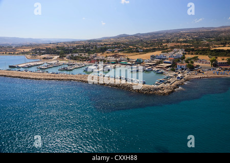 Luftaufnahme von Latchi Marina, Bereich Paphos, Zypern Stockfoto