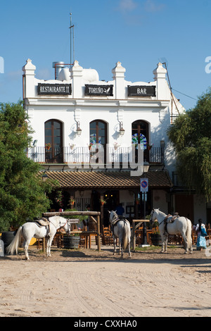 Bar und Restaurant für Reiter, andalusische Pferde geparkt in Front, El Rocio, Almonte, Provinz Huelva, Andalusien, Spanien Stockfoto
