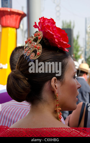 Schönes Mädchen im Flamenco Kleid mit Kopfschmuck während der jährlichen Messe in Fuengirola, Andalusien, Spanien. Stockfoto