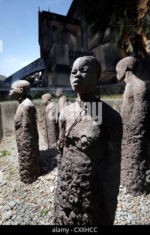 Slave-Denkmal des Künstlers Clara Sornas in der anglikanischen Kathedrale auf dem Gelände des ehemaligen Sklavenmarkt in Stonetown, Sansibar Stockfoto