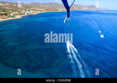 Parasailing in Latchi Beach, Bereich Paphos, Zypern Stockfoto