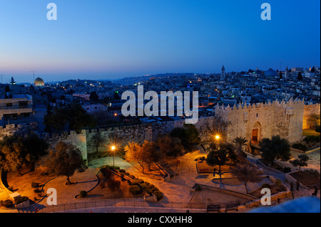 Damaskus-Tor mit Stadtmauern, Abenddämmerung, alte Stadt, Jerusalem, von Paulus Gast Haus, Israel, Nahost Stockfoto