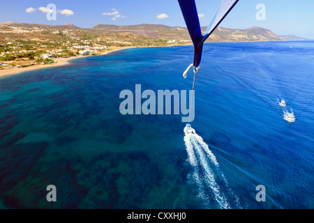 Parasailing in Latchi Beach, Bereich Paphos, Zypern Stockfoto