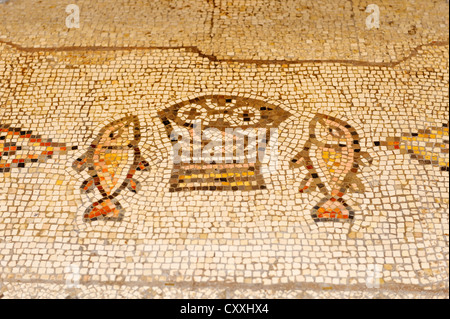 Bodenmosaik, 6. Jahrhundert, Altar, Fisch und Brot, Multiplikation Kirche, Tabgha am See Genezareth Stockfoto