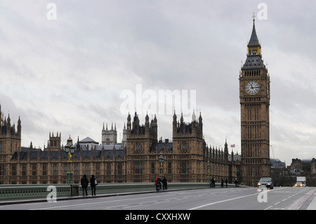 Palast von Westminster, Big Ben Clock Tower, Westminster Bridge, bewölkt, London, England, England, Vereinigtes Königreich, Europa Stockfoto