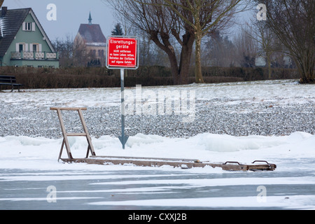 Eis-Rettungsgerät auf der Insel Reichenau, Baden-Württemberg Stockfoto