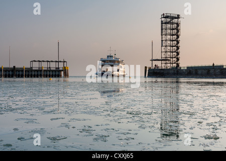 Hafenbecken mit Fähre und Eisschollen im Abendlicht, Friedrichshafen am Bodensee, Bodenseekreis Bezirk eingeben Stockfoto