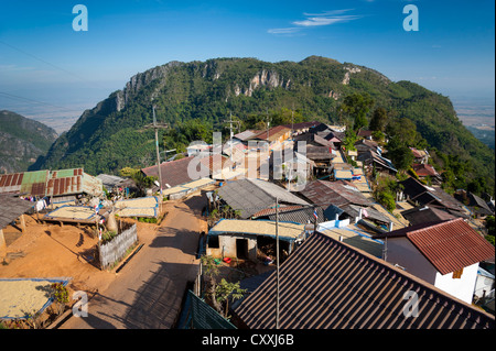 Häuser, überdacht mit Wellblech, Straße, Ort der Akha Bergstämme, Santikhiri oder Mae Salong Bereich, Provinz Chiang Rai Stockfoto