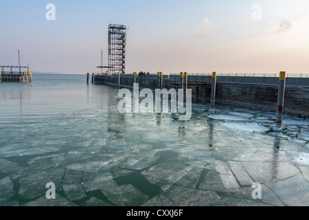 Hafenbecken mit Eisschollen im Abendlicht, Friedrichshafen am Bodensee, Bezirk Bodenseekreis, Baden-Württemberg Stockfoto