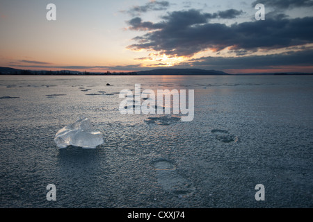 Eisblock auf dem Bodensee bei Sonnenuntergang, Allensbach, Baden-Württemberg Stockfoto