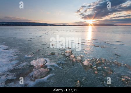 Eisblöcke auf dem Bodensee bei Sonnenuntergang, Allensbach, Baden-Württemberg Stockfoto