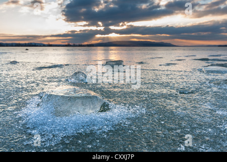 Eisblöcke auf dem Bodensee bei Sonnenuntergang, Allensbach, Baden-Württemberg Stockfoto