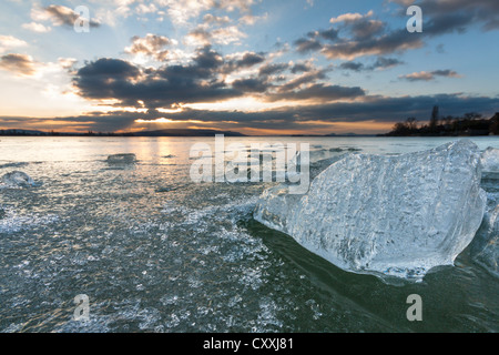 Eisblöcke auf dem Bodensee bei Sonnenuntergang, Allensbach, Baden-Württemberg Stockfoto