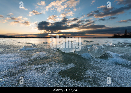 Eisblöcke auf dem Bodensee bei Sonnenuntergang, Allensbach, Baden-Württemberg Stockfoto