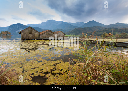 Fischerhütten am See Walchensee oder Walchensee, den Bayerischen Alpen an der Rückseite, Bad Tölz-Wolfratshausen, Bayern Stockfoto