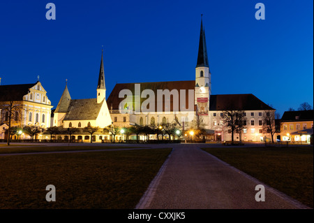 Gnadenkapelle, oder Gnadenkapelle, und Stiftskirche und Pfarrkirche Kirche von St. Philipp und Jakob, Kapellplatz Platz, Altötting Stockfoto