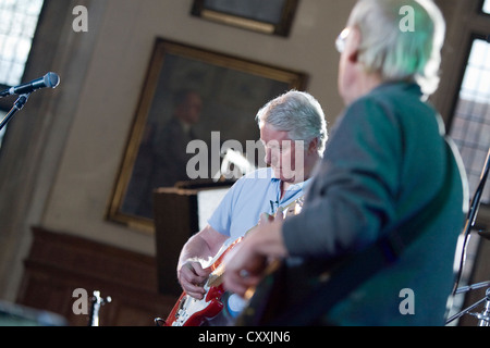 Pye Hastings, Gitarrist, Sänger und Leiter der Canterbury Sitz Band Wohnwagen am Mikrofon mit seiner Gitarre Stockfoto