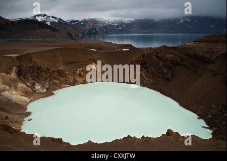 Caldera des Vulkans Askja mit dem Kratersee Víti vorne und Kratersee Oeskjuvatn im Rücken, Highland, Island, Europa Stockfoto