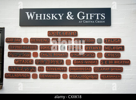 Ein Willkommen Zeichen in zahlreichen internationalen Sprachen in Gretna Green, Schottland.  SCO 8658 Stockfoto