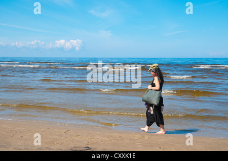 Frauen in ihren frühen 30ern zu Fuß am Strand von Jurmala Badeort in der Nähe von Riga Lettland Europa Stockfoto