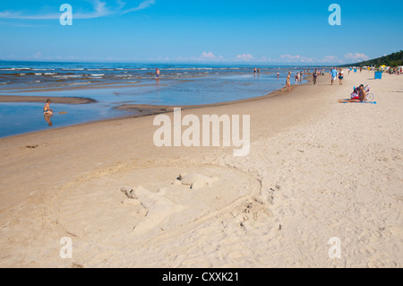 Figuren aus Sand am Strand von Jurmala Badeort in der Nähe von Riga Lettland Europa Stockfoto