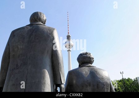 Statuen von Karl Marx und Friedrich Engels, Fernsehturm Fernsehturm auf der Rückseite, Berlin Stockfoto