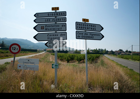 Verkehrszeichen in Gigondas im Departement Vaucluse mit den Dentelles de Montmirail Hügeln im Hintergrund Stockfoto