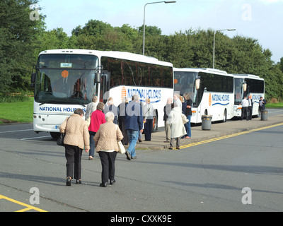 Drei nationale Express Tour Busse aufnehmen Passagiere bei Blyth-Services in Yorkshire für eine Weiterreise nach Irland gebunden. Stockfoto