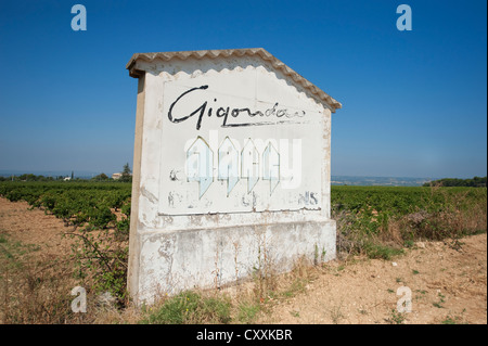 Verblasste Weinberg Schild am Gigondas in der Côtes du Rhône, Provence-Alpes-Côte d ' Azur Region, Südfrankreich Stockfoto