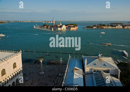 Blick vom Markusturm: die Piazzetta und San Giorgio Maggiore, Venedig, Italien Stockfoto