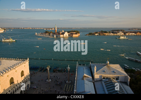 Blick vom Markusturm: die Piazzetta und San Giorgio Maggiore, Venedig, Italien Stockfoto