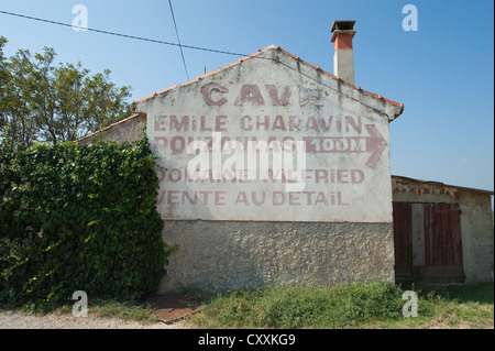 Weingut Schild an Wand des Gebäudes am Rasteau in den Côtes du Rhône, Südfrankreich Stockfoto