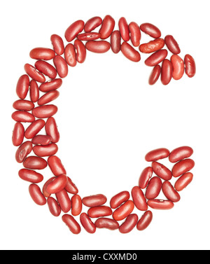 C, Alphabet aus roten Bohnen. auf weiß. Stockfoto
