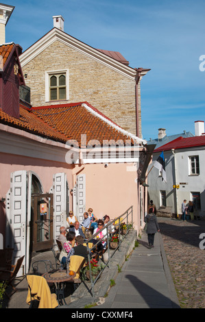 Cafe Terrasse entlang Pikk Jalg Straße Toompea Vanalinn Altstadt Tallinn Estland Europa Stockfoto