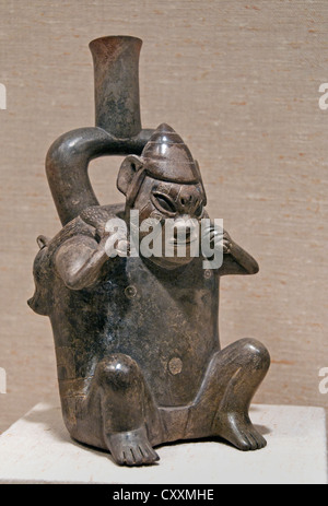 Steigbügel Auslauf Flasche Abbildung tragen Hirsch 12. – 5. Jahrhundert BCE Peru peruanischer Cupisnique 13cm Stockfoto
