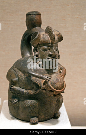 Steigbügel Auslauf Flasche zwei Figures12th – 5. Jahrhundert BCE Peru peruanischer Cupisnique Keramik 23 cm Stockfoto
