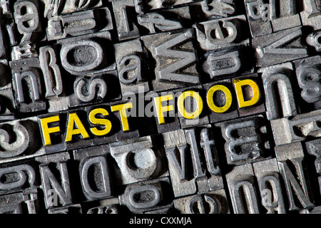 Alten führen Buchstaben bilden das Wort "Fast Food" Stockfoto