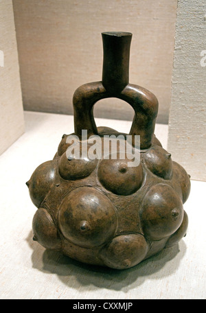 Präkolumbianisches Moche-Schwarzgefäß mit Henkel, bedeckt mit halbkugelförmigen Knoten, die eine Stachelannone oder Cherimoya-Frucht darstellen, Peru, 1. bis 8. Jahrhundert n. Chr. Stockfoto