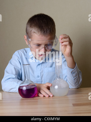 Kind tut Experimente in der Chemie Stockfoto