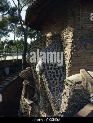 Spanien. Katalonien. Santa Coloma del Cervello. Die Krypta der Kirche Colonia Güell (1908-1915). Von Antonio Gaudí (1852-1926). Stockfoto