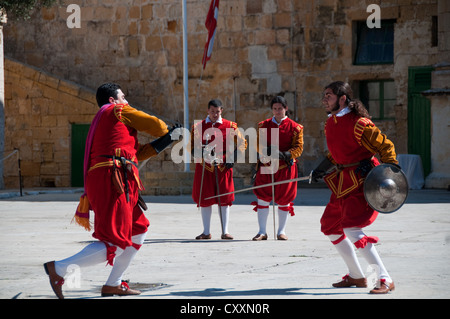 Fechten, während das "Il Guardia" Re-Enactment der Garnison Inspektion im Fort St. Elmo, Valletta, Malta Stockfoto