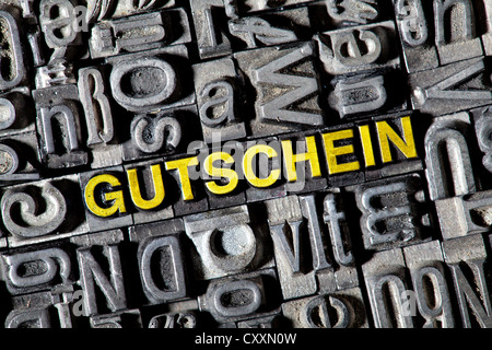 Alten Buchstaben bilden das Wort Gutschein, Deutsch für Gutschein Stockfoto