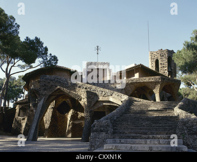 Spanien. Katalonien. Santa Coloma del Cervello. Die Krypta der Kirche Colonia Güell (1908-1915). Von Antonio Gaudí (1852-1926). Stockfoto