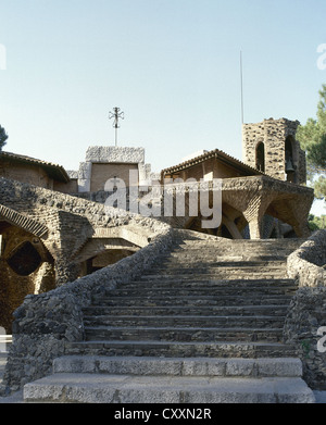 Spanien. Katalonien. Santa Coloma del Cervello. Die Krypta der Kirche Colonia Güell (1908-1915). Von Antonio Gaudí (1852-1926). Stockfoto