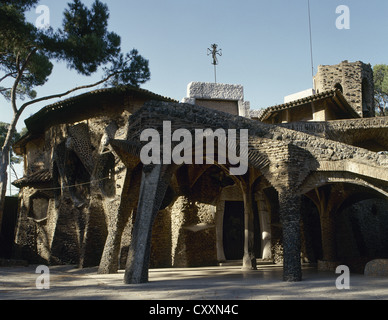 Spanien. Katalonien. Santa Coloma del Cervello. Die Krypta der Kirche Colonia Güell (1908-1915). Von Antonio Gaudí (1852-1926). Stockfoto