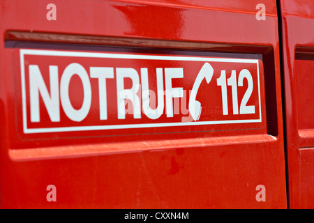 Schriftzug, Notruf 112, die deutschen Notrufnummer auf ein Feuerwehrauto Stockfoto