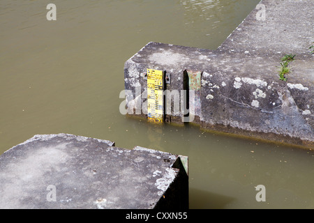 Füllstandsanzeige in der Donau in der Nähe von Passau, Bayern Stockfoto