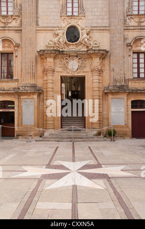 Eingangshof des National Museum of Natural History in der barocken Palazzo Vilhena, Mdina, Malta. Stockfoto