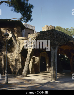 Spanien. Katalonien. Santa Coloma del Cervello. Die Krypta der Kirche Colonia Güell (1908-1915). Von Antonio Gaudí (1852-1926). Stockfoto